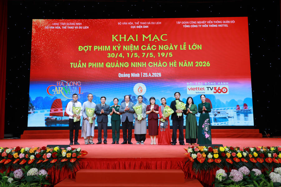 Các vị đại biểu Trung ương và tỉnh Quảng Ninh tặng hoa lưu niệm cho các nghệ sĩ, diễn viên của phim “Địa đạo - Mặt trời trong bóng tối”.