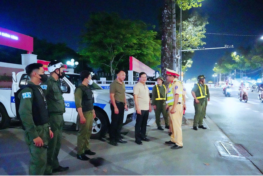 Đại tá Trần Anh Sơn, Phó Giám đốc Công an tỉnh kiểm tra công tác bảo đảm TTATGT.