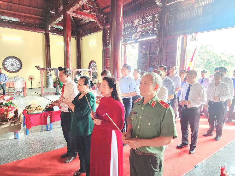 Các đại biểu dâng hương tri ân công đức các Vua Hùng.