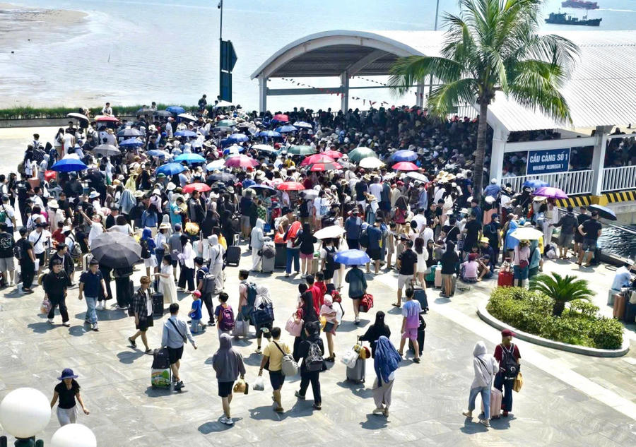 Du khách tập trung ở cầu cảng xuống tàu.