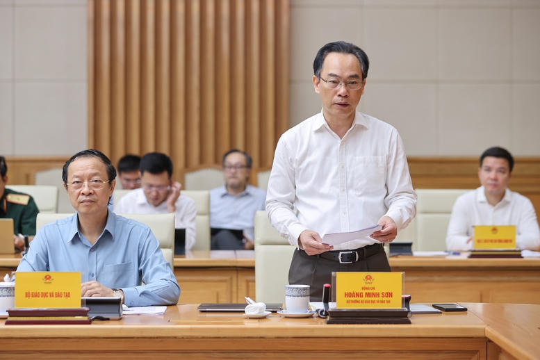 Bộ trưởng Bộ GD&ĐT Hoàng Minh Sơn báo cáo Thủ tướng tại buổi làm việc.