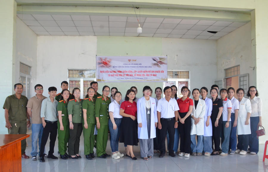 Ông Nguyễn Hoàng Em – Phó Chủ tịch UBND xã Hưng Hội chụp ảnh lưu niệm cùng y, bác sĩ Bệnh viện Thanh Vũ Medic Bạc Liêu và lực lượng Công an xã.