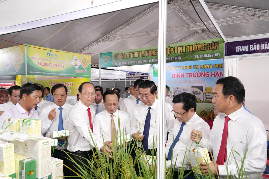 Lãnh đạo Trung ương và tỉnh Cà Mau tham quan không gian trưng bày sản phẩm OCOP tại Tuần lễ.