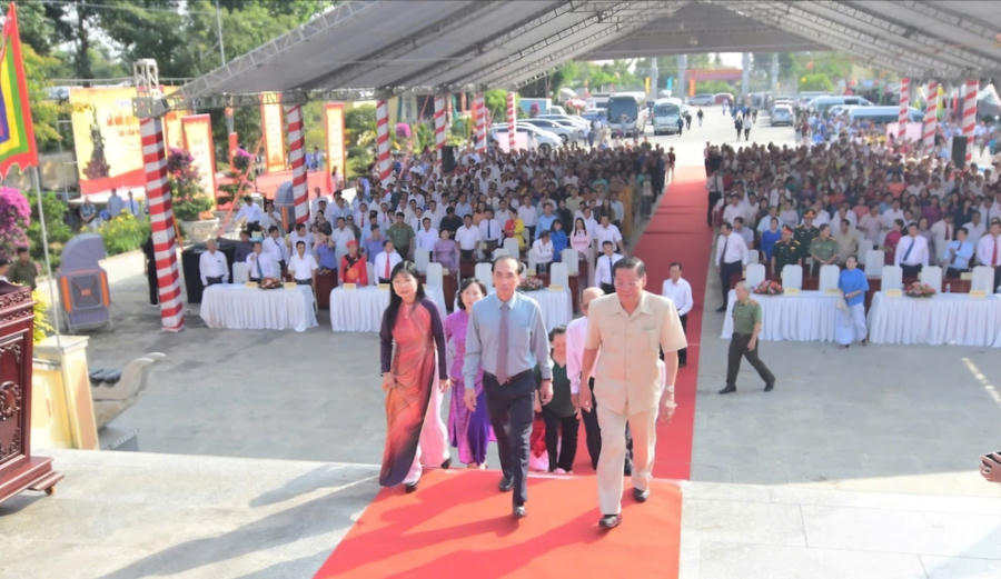 Trang trọng phút các đại biểu lên thực hiện nghi lễ dâng hương.