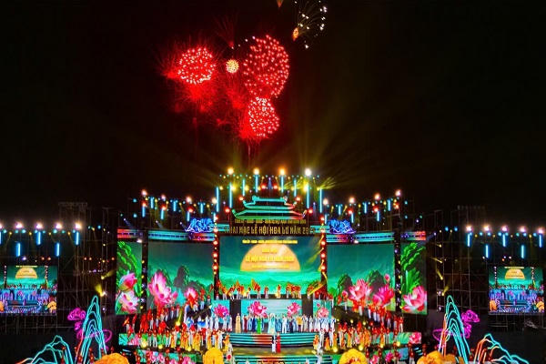 Màn bắn pháo hoa chào mừng Lễ hội Hoa Lư năm 2026.