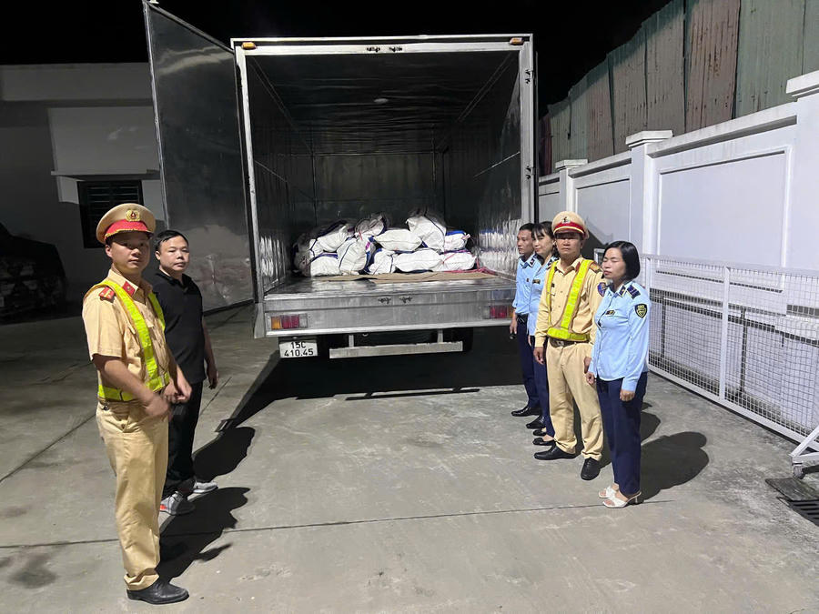 Lực lượng Cảnh sát giao thông vừa phát hiện, xử lý một xe tải vận chuyển hơn 1 tấn mỡ lợn không rõ nguồn gốc.