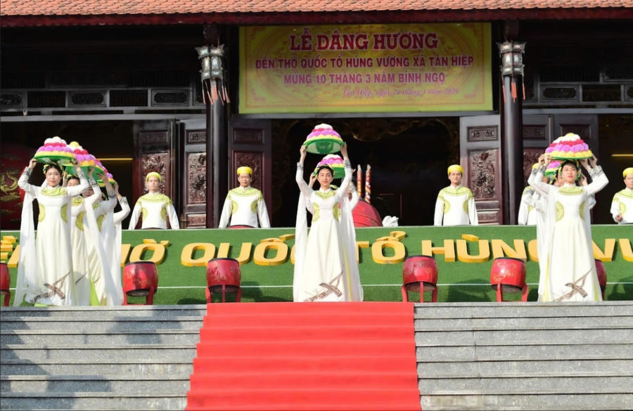 Nghi lễ Đoàn dâng lễ vật tiến vào chánh điện Đền thờ Quốc Tổ Hùng Vương, xã Tân Hiệp