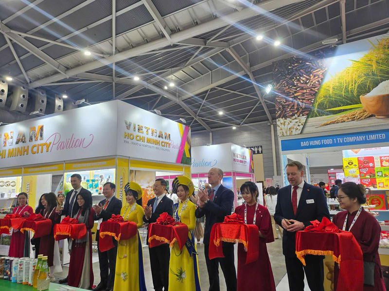 Cắt băng khai mạc gian hàng Việt Nam tại hội chợ triển lãm FHA 2026 Singapore.(Ảnh:&nbsp;Thương vụ Việt Nam tại Singapore)