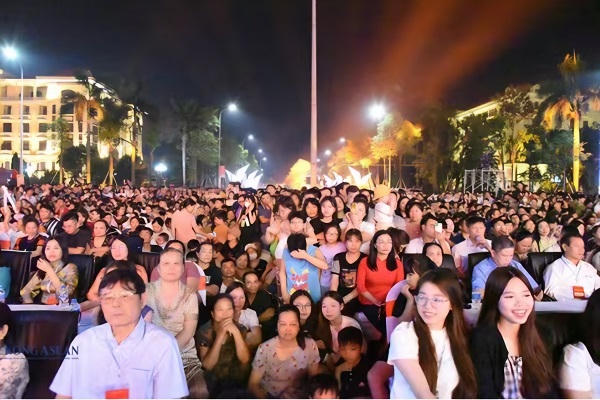 Đông đảo Nhân dân, du khách theo dõi khai mạc Lễ hội Văn hoá dân gian Phố Hiến năm 2026.