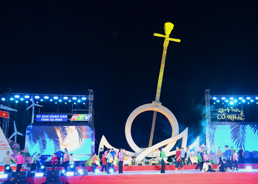 Mở đầu chương trình là ca cảnh “Tiếng dân chài – Bài ca tôm cá” do nghệ sĩ Đoàn Cải lương Cao Văn Lầu và Đoàn Hương Tràm biểu diễn, tái hiện sinh động nhịp sống lao động của ngư dân vùng biển.