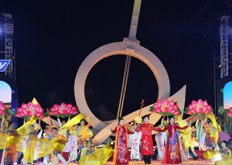 Ca cảnh “Xuôi dòng Cửu Long – Đất trời Bạc Liêu – Bạc Liêu đất trời yêu thương” do NSƯT Phượng Hằng, NSƯT Vũ Luân cùng ca sĩ Dương Hồng Loan biểu diễn, tái hiện vẻ đẹp vùng đất và con người Bạc Liêu giàu nghĩa tình.