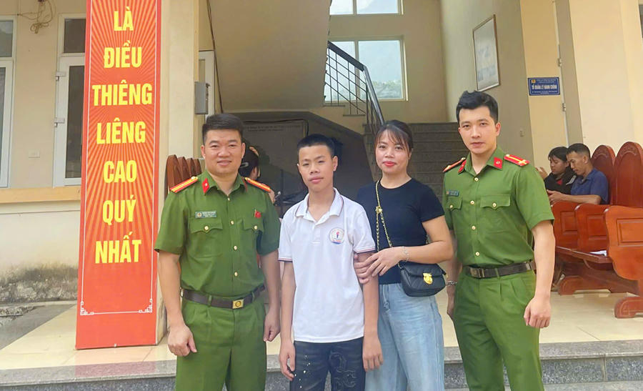 Công an xã Cổ Lũng nhanh chóng tìm kiếm và bàn giao cháu Ngân Minh Hiếu cho gia đình.