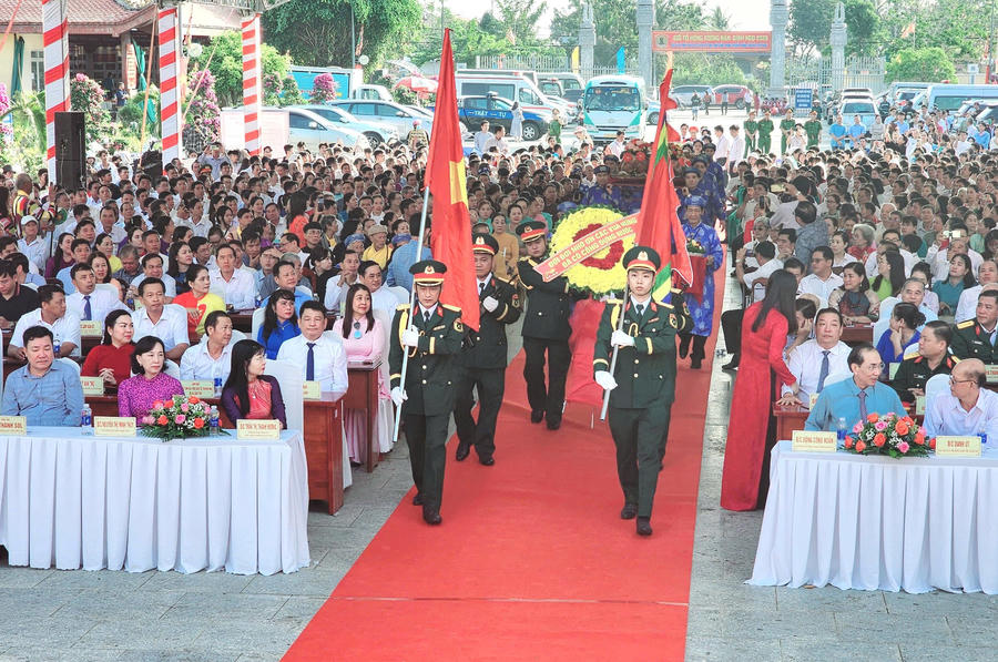 Trang trọng phút các đại biểu lên thực hiện nghi lễ dâng hương.