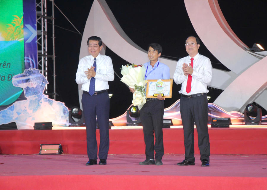 Ông Võ Văn Dũng - Nguyên Phó Trưởng ban Thường trực Ban Nội chính Trung ương (bìa trái) và ông Nguyễn Hồ Hải - Ủy viên BCH TW Đảng, Bí thư Tỉnh ủy Cà Mau (bìa phải), trao Giải Nhất Cuộc thi “Gạo ngon Đồng bằng sông Cửu Long” lần thứ I năm 2026 cho Hợp tác xã Nông nghiệp Tổng hợp Ba Đình.