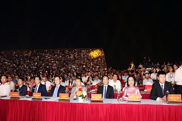 Các đại biểu dự khai mạc Lễ hội.