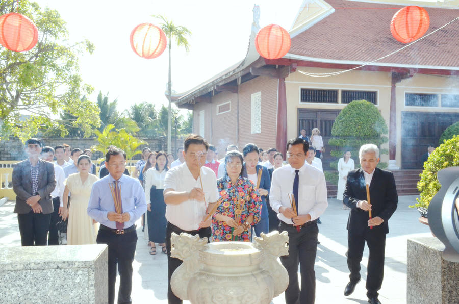 Trước khi diễn ra Hội thảo khoa học với chủ đề “Bảo tồn và phát huy giá trị di sản gắn với phát triển du lịch”, các đại biểu đã thực hiện nghi thức dâng hương tại Khu mộ Nhạc sĩ Cao Văn Lầu