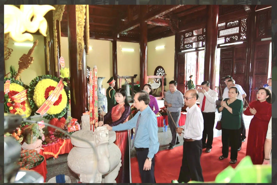 Các đại biểu dâng hương tri ân công đức các Vua Hùng.