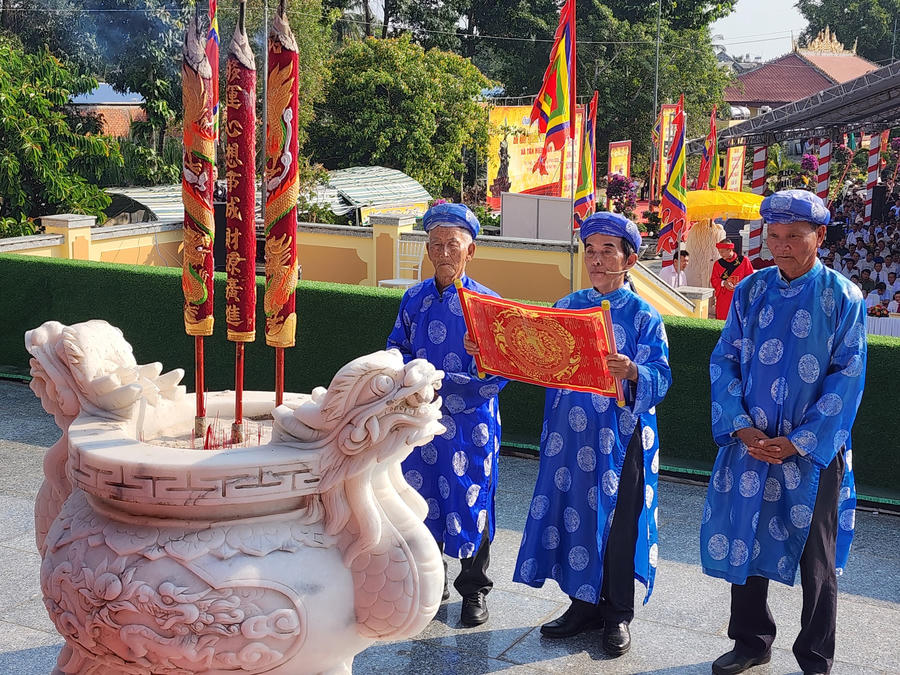 Chánh tế Đền Hùng Vương, xã Tân Hiệp đọc chúc văn, ghi nhớ công lao to lớn của các Vua Hùng thờ Quốc Tổ