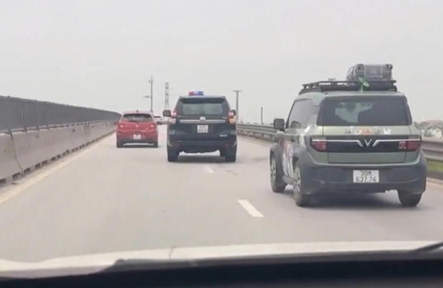 Xác minh một chiếc ô tô Toyota Land Cruiser Prado màu đen, biển trắng, gắn còi hú và đèn xoay, chạy trên cao tốc Nghi Sơn - Diễn Châu.
