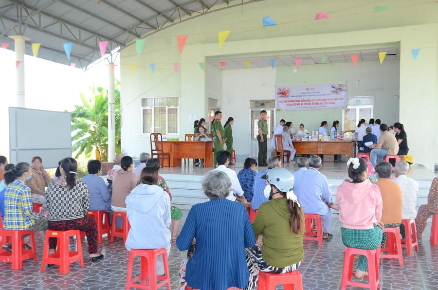 Người dân là gia đình chính sách, người có công với cách mạng, người cao tuổi neo đơn và các hộ có hoàn cảnh đặc biệt khó khăn đến tham gia khám bệnh.