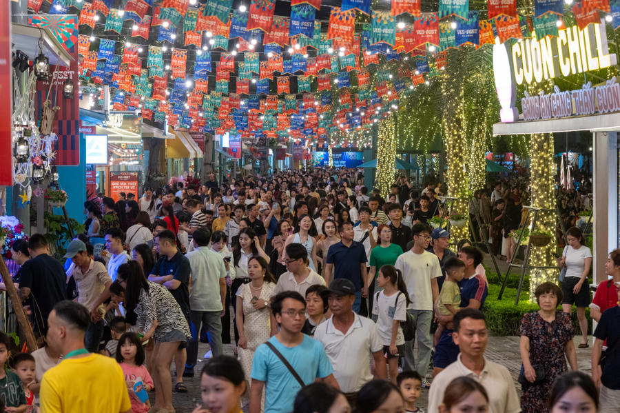 Chợ đêm VUI-Fest Ha Long mang đến không gian vui chơi giải trí mới, thu hút đông du khách trong ngày khai trương 25/4.