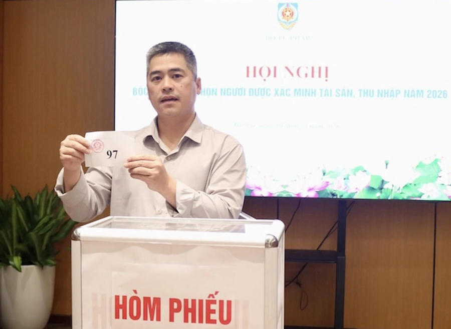 Bộ Tư pháp tổ chức bốc thăm xác minh tài sản, thu nhập. Ảnh Bộ Tư pháp