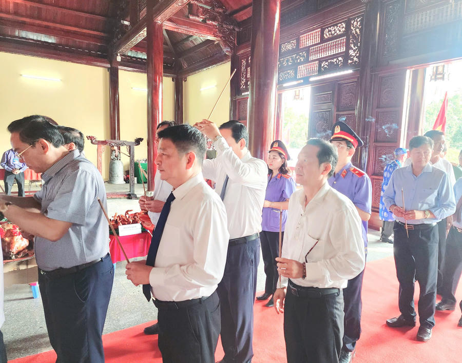 Các đại biểu dâng hương tri ân công đức các Vua Hùng.