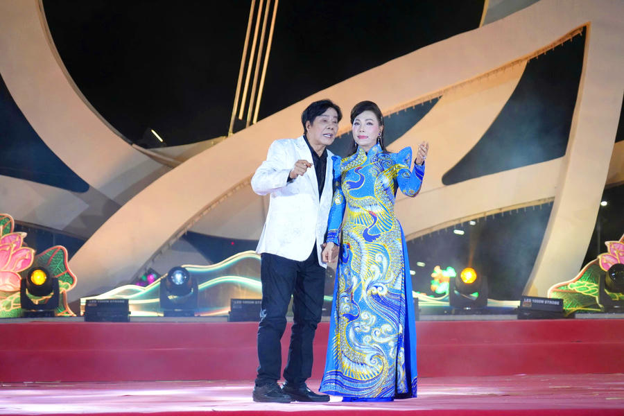 Ca cảnh “Hương sắc miền Nam – Câu hát Cà Mau” do NSND Trọng Hữu và NSƯT Cẩm Tiên biểu diễn, góp phần tôn vinh nét đẹp văn hóa, âm nhạc truyền thống của vùng đất Cà Mau.