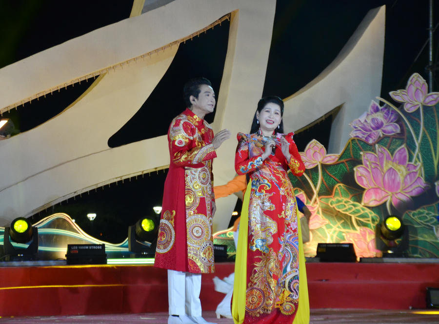 Ca cảnh “Áo mới Cà Mau” do NSND Trọng Phúc và NSND Hồ Ngọc Trinh biểu diễn, khắc họa hình ảnh Cà Mau đổi mới, phát triển và tràn đầy sức sống.