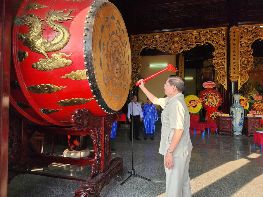 Ông Bùi Ngọc Sương = nguyên Phó Bí thư Tỉnh ủy, nguyên Phó Chủ tịch UBND tỉnh Kiên Giang (cũ), nguyên Phó Trưởng Ban Chỉ đạo Tây Nam bộ, thực hiện nghi thức đánh trống khai Lễ