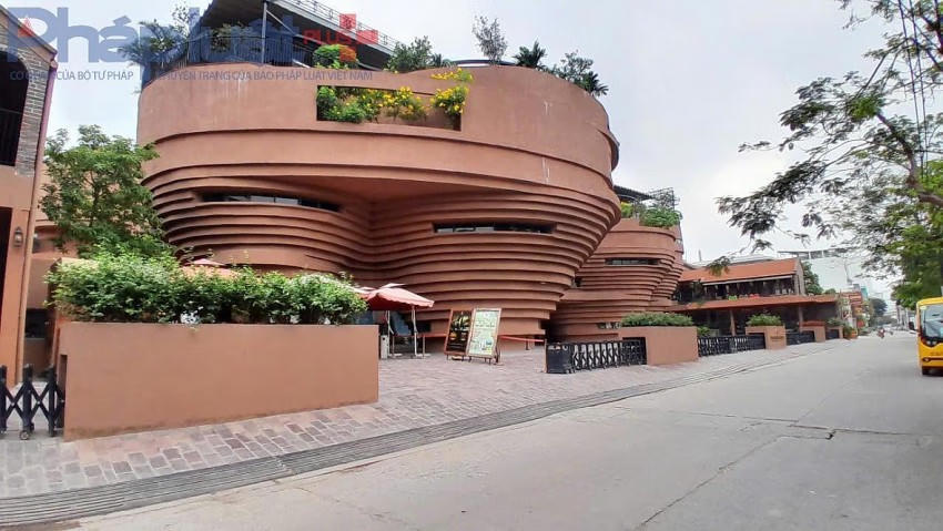 Bảo tàng gốm Bát Tràng mang thiết kế hiện đại tại làng nghề gốm xã Bát Tràng (TP. Hà Nội) cũng là một điểm du lịch nổi tiếng ngoại thành thu hút khách du lịch.