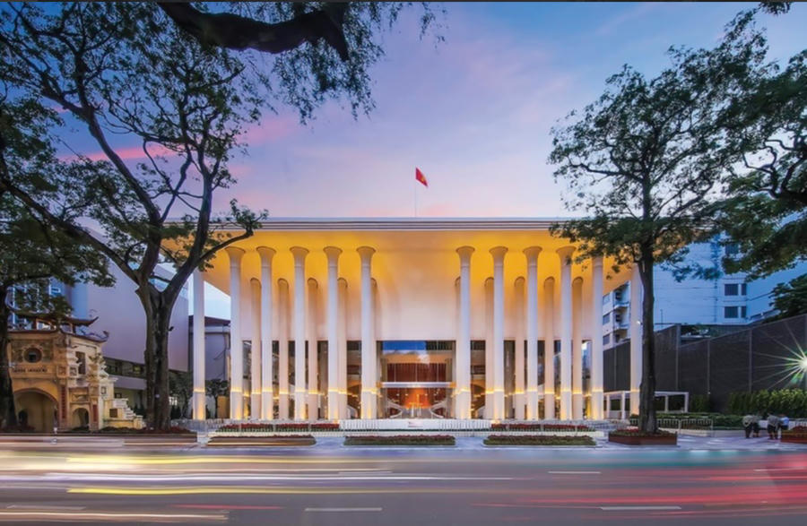 Việc Nhà hát Hồ Gươm lọt vào danh sách 10 nhà hát Opera tốt nhất thế giới không chỉ là niềm tự hào về kiến trúc, mà cho thấy, Việt Nam đã đủ tầm để đối thoại bằng âm nhạc với những dàn nhạc danh tiếng nhất hành tinh. Ảnh InT