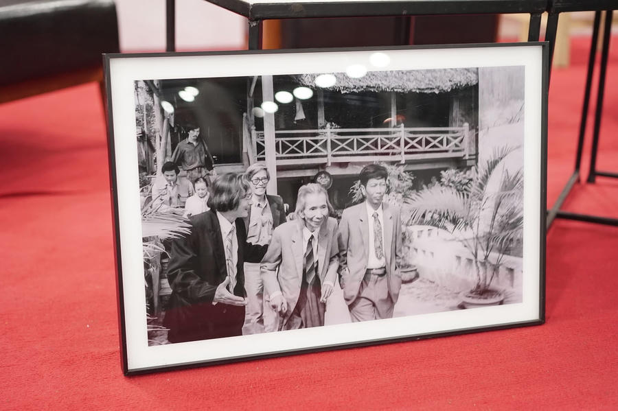 Bức ảnh cố nhạc sĩ Văn Cao (giữa hàng đầu) cùng cố nhà văn Nguyễn Huy Thiệp (ngoài cùng bên phải hàng đầu) được trưng bày tại buổi tọa đàm. Ảnh Nhã Nam