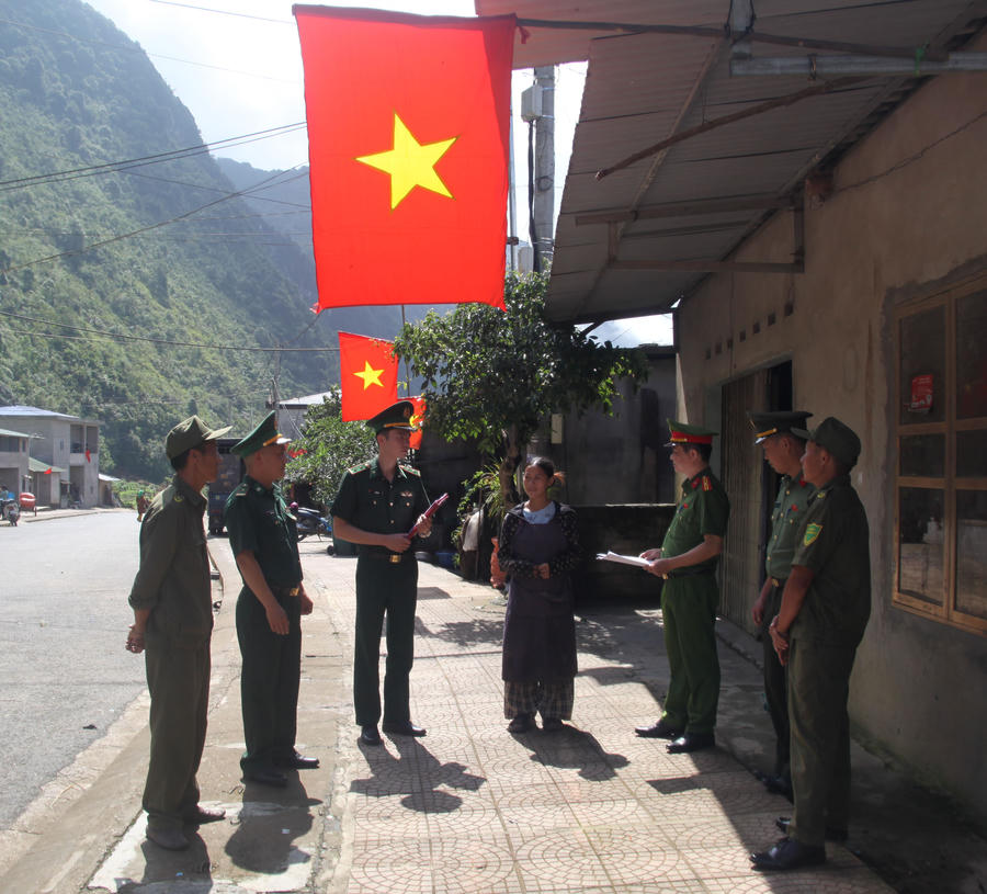 Các bản làng vùng biên Tuyên Quang rực rỡ cờ hoa đón chào ngày lễ lớn của đất nước. (Ảnh: Hoàng Chính).
