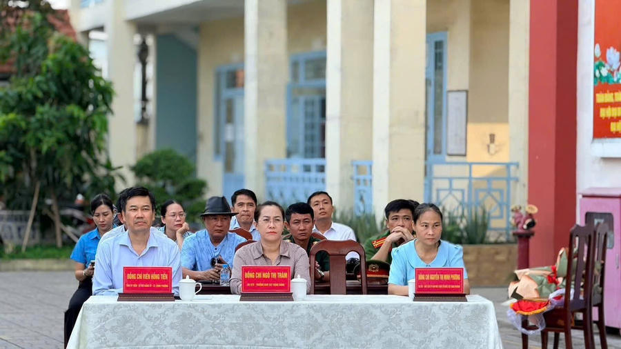 Các đại biểu tham dự chương trình.