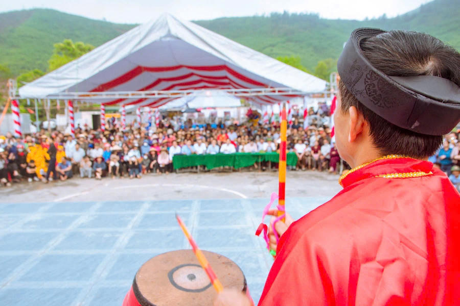 Đông đảo người dân đến dự.