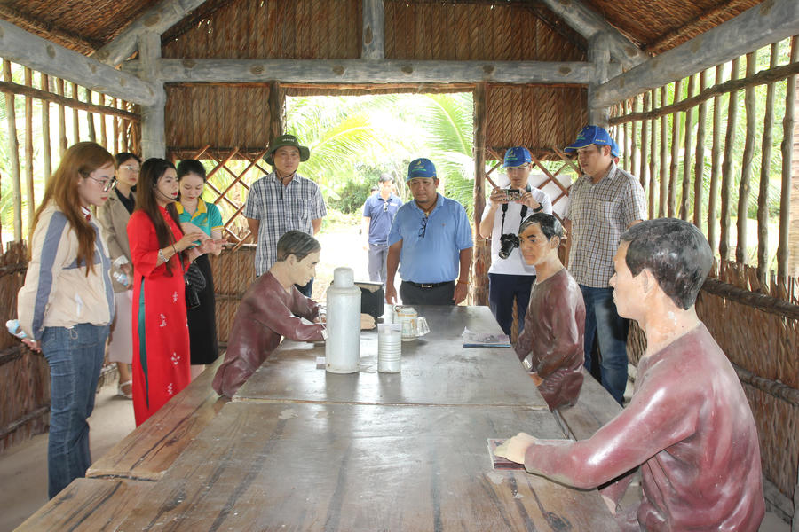 Du khách tham quan Nhà họp Ban Thường vụ Tỉnh ủy trong Khu Di tích Căn cứ Tỉnh ủy.