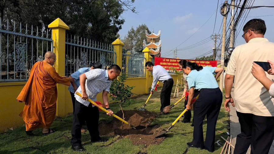 Các vị đại biểu cùng trồng cây xanh.