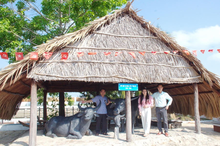 Khu chuồng trâu là nơi từng được sử dụng làm địa điểm hội họp bí mật của Tỉnh ủy, nay được phục dựng với nông cụ, ụ rơm và vật dụng sinh hoạt, tái hiện đời sống giản dị của cán bộ cách mạng.