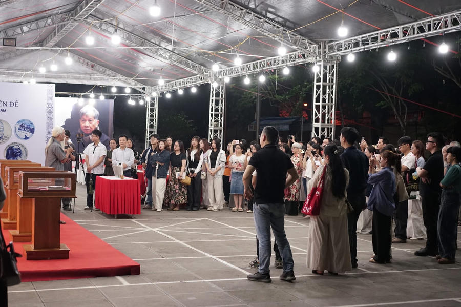 Đông đảo độc giả và bạn văn có mặt để nghe kể lại những kỷ niệm về cố nhà văn Nguyễn Huy Thiệp. Ảnh Nhã Nam