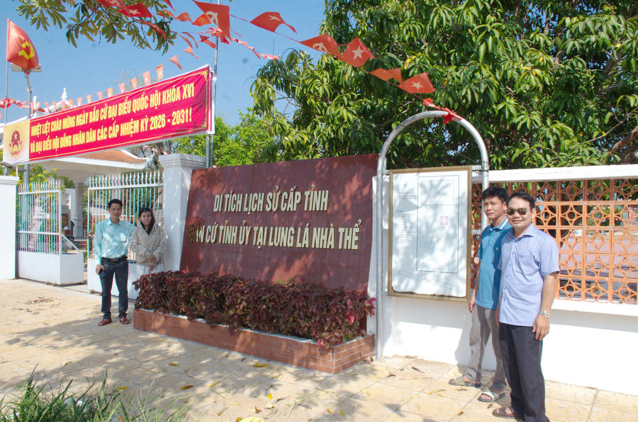 Khách tham quan chụp ảnh lưu niệm tại Di tích lịch sử Căn cứ Tỉnh ủy Lung Lá – Nhà Thể (ấp Trần Độ, xã Lương Thế Trân, tỉnh Cà Mau).