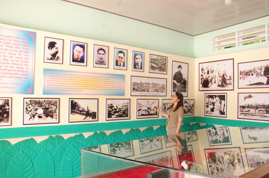 Du khách tham quan, tìm hiểu tư liệu tại Khu Di tích Căn cứ Tỉnh ủy – công trình văn hóa, lịch sử có ý nghĩa quan trọng trong gìn giữ và giáo dục truyền thống cách mạng của địa phương.