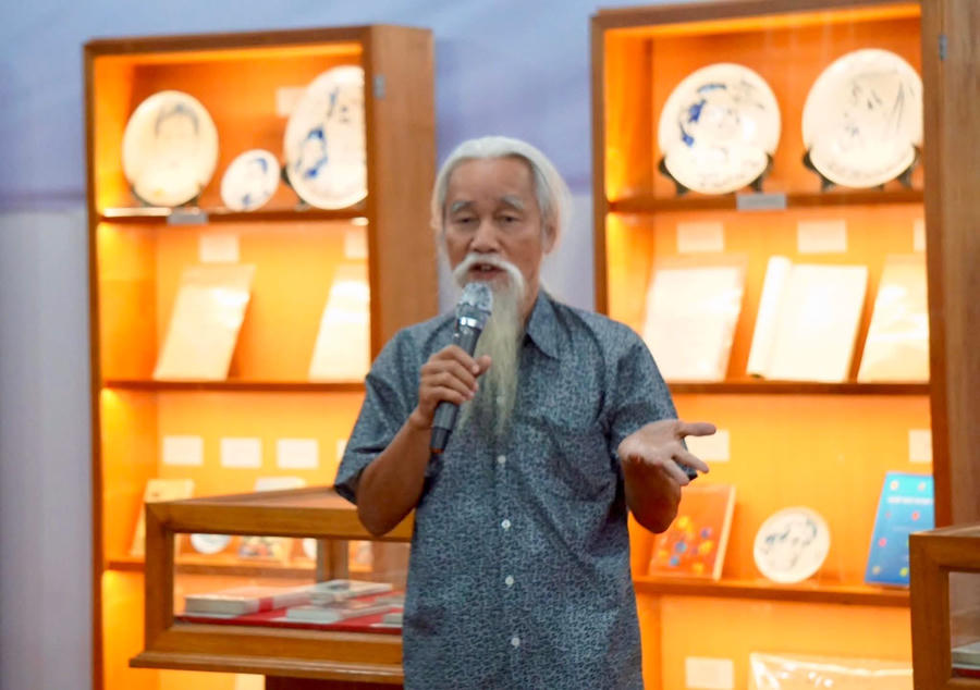 Nhà phê bình văn học Phạm Xuân Nguyên phát biểu tại buổi tọa đàm