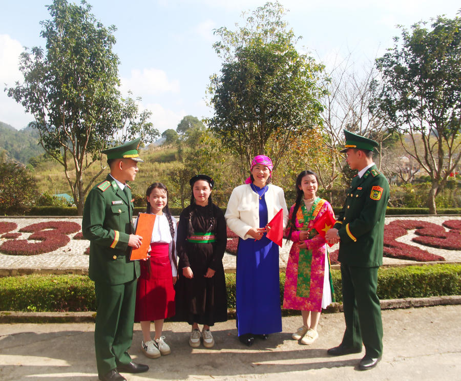 Bộ đội biên phòng Tuyên Quang tuyên truyền ý nghĩa của ngày lễ 30/4 cho đồng bào vùng biên. (Ảnh: Hoàng Chính).