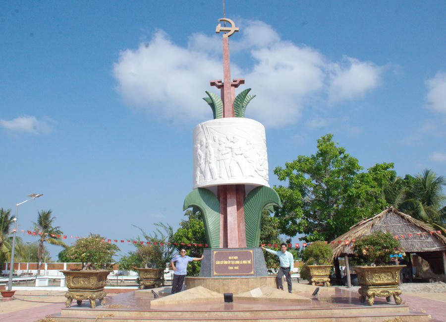 Bia kỷ niệm Di tích lịch sử Căn cứ Tỉnh ủy Lung Lá – Nhà Thể với thiết kế theo hình tượng thân, lá và ngọn cây dừa nước – loài cây đặc trưng của vùng đất Cà Mau.