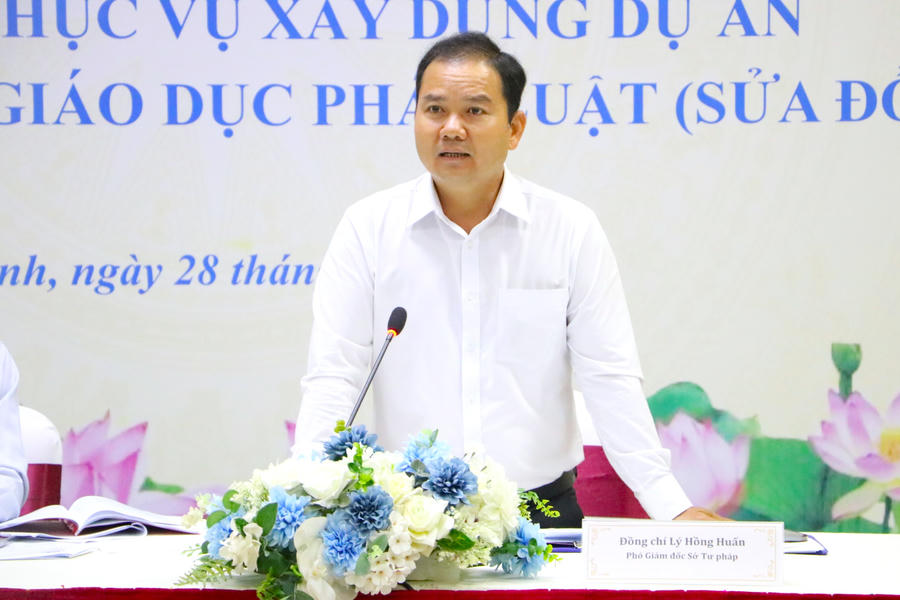 Phó Giám đốc Sở Tư pháp Tây Ninh Lý Hồng Huấn gợi ý nội dung tọa đàm.
