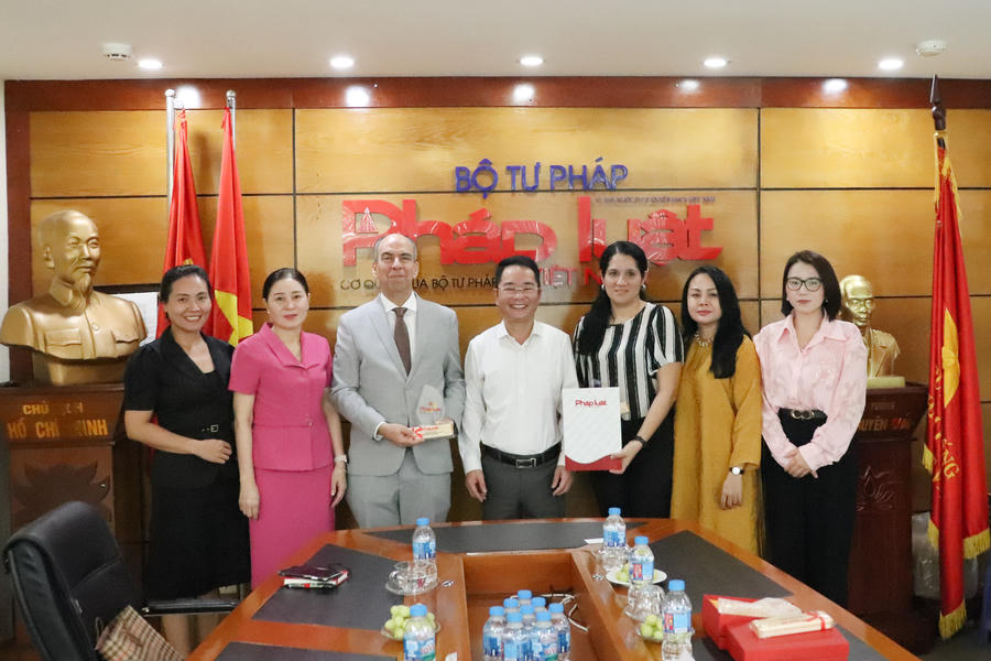 Đoàn đại biểu hai Bên chụp ảnh lưu niệm. 