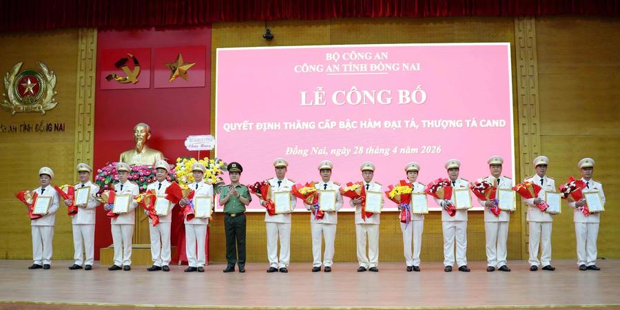 Thiếu tướng Nguyễn Đức Hải, Giám đốc Công an tỉnh trao Quyết định và tặng hoa cho các cán bộ được thăng quân hàm Đại tá.