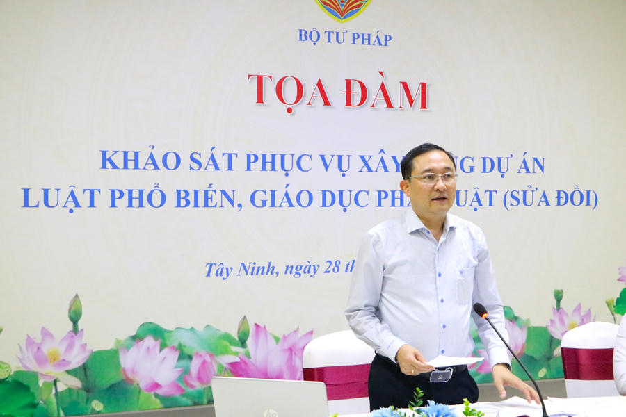Phó Cục trưởng Cục PBGDPL và TGPL Phan Hồng Nguyên phát biểu kết luận.
