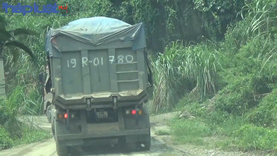 Xe tải chở vật liệu gây hỏng đường dân sinh.